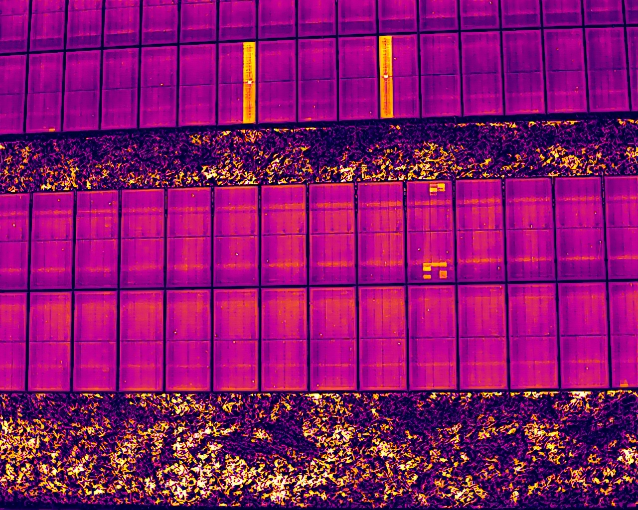Imagine termografică a panourilor fotovoltaice cu zone supraîncălzite