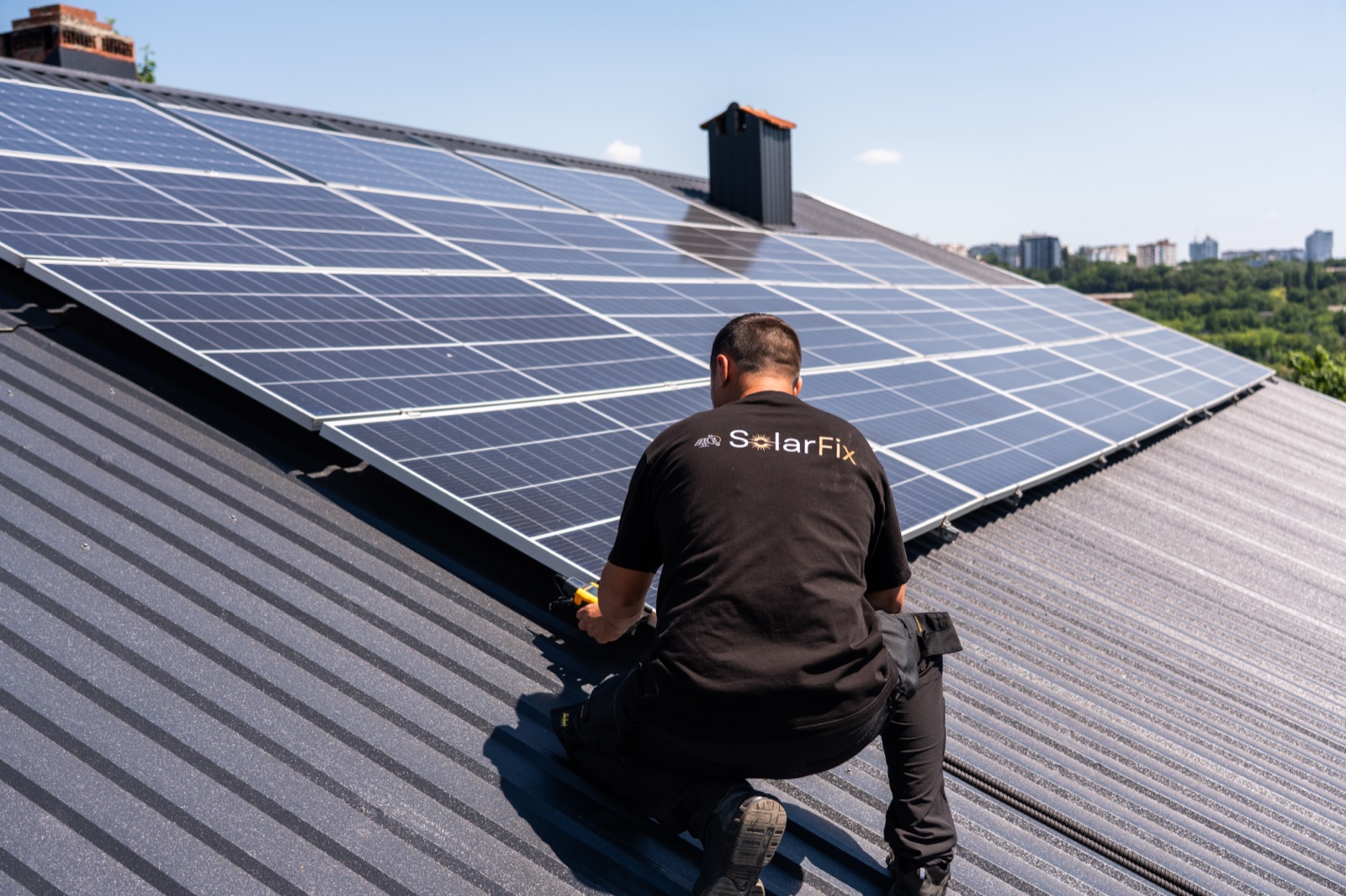 Tehnician SolarFix inspectând un sistem fotovoltaic pe acoperiș